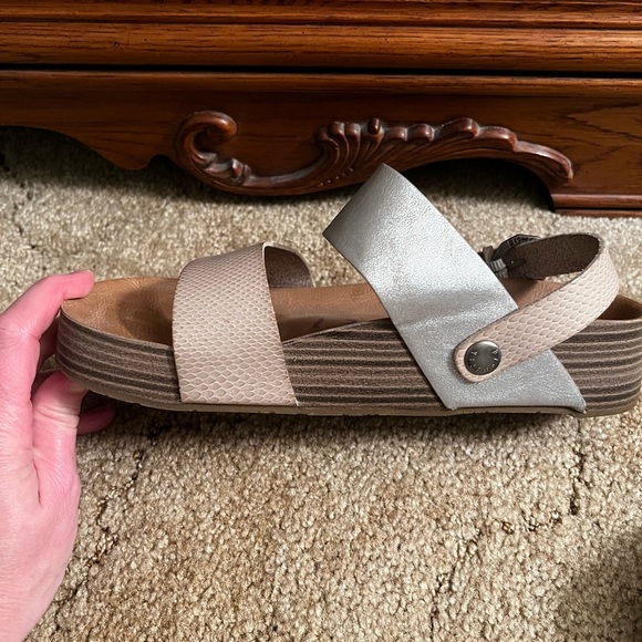 Blowfish Women's Gray and Tan Sandals - Picture 5 of 7